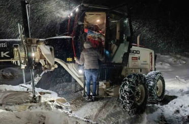 Sağlık ekipleri greyder eşliğinde 1 yaşındaki Mina’ya ulaştı 
