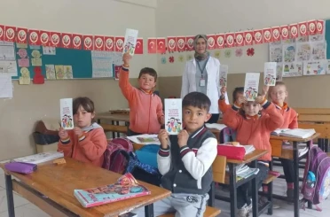 Sağlık ekipleri okul okul gezip hijyeni anlattı 
