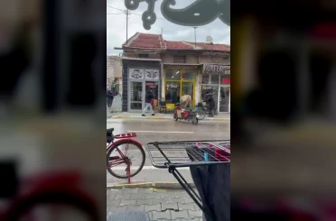 Sahibinin elinden kaçan inek bakın nereye girmeye çalıştı 