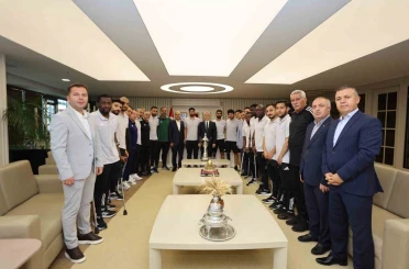 Şahinbey Ampute Futbol Takımı şampiyonluk kupasını kaldırdı 