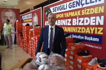 Şahinbey’de öğrencilere spor ayakkabı dağıtma geleneği devam ediyor 