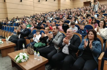 Sahnede öğrencileriyle şarkı söyleyen okul müdürü sosyal medyayı salladı 