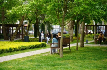 Sakarya’da güneşli havayı fırsat bilen vatandaşlar park ve caddelere akın etti 