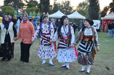 Sakarya’da Karadeniz rüzgarı: Yüzlerce kişi horon teperek coştu 