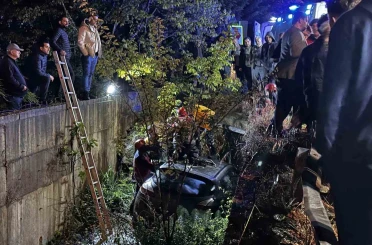 Sakarya’da otomobil dereye uçtu: 1 yaralı 