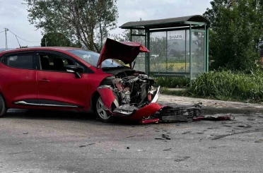 Sakarya’da otomobiller kafa kafaya çarpıştı: Kazada yaralanan olmadı 