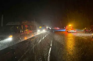 Sakarya’da sağanak sonrası yollar göle dönü: Araçlar suda sürüklenerek çarpıştı
