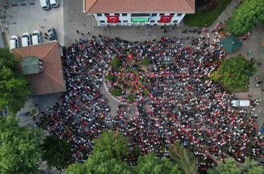 Sakaryalılar kırmızı beyazları giyip dev ekranda milli takım heyecanı yaşadı 