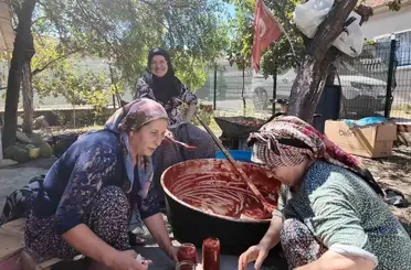 Salça kaynıyor, komşuluk pekişiyor
