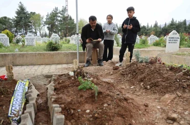 Saldırıda ölen 4 öğrencinin mezarında hüzün ve gözyaşı hakim 