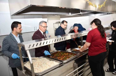 Salihli Kaymakamı Güldoğan, öğrencilerle iftar yaptı 