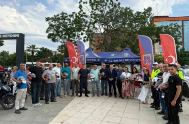 Salihli’de motosiklet sürücülerine kask dağıtıldı 
