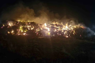 Saman balyaları alevlere teslim oldu: Yaklaşık 2 bin balya kül oldu 
