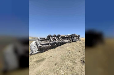 Saman yüklü tır devrildi, yaralı şoför kendi imkanlarıyla araçtan çıktı 
