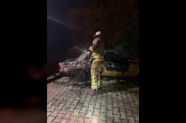 Samandağ’da yanan FİAT TOFAŞ kullanılmaz hale geldi 