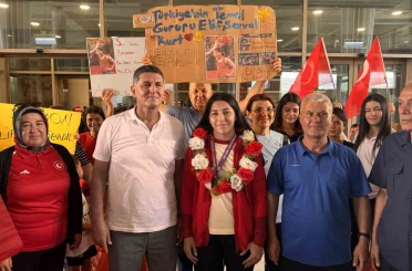 Şampiyon güreşçi memleketinde davul zurnayla karşılandı 