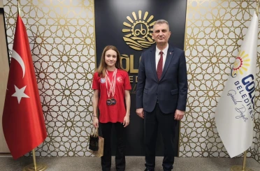 Şampiyon milli yüzücü Alara sevincini Başkan Sezer ile paylaştı 