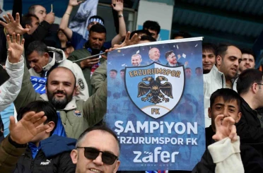 Şampiyon taraftarlara bayrak ve poster jesti 