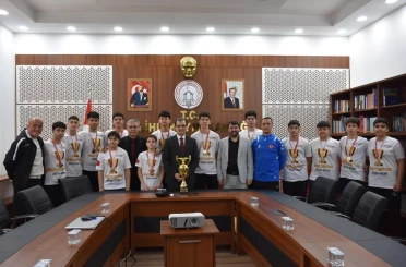 Şampiyonlar kazandıkları kupayı, Kaymakam Güldoğan’a götürdü 