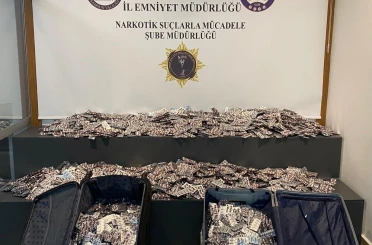Samsun polisi otogardaki valizlerden 55 bin 860 uyuşturucu hap ele geçirdi 