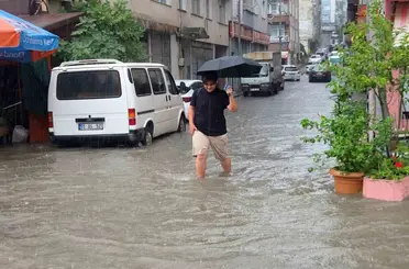 Samsun sağanağa teslim: Canik’te yollar göle döndü
