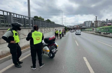 Samsun’da devrilen motosikletteki 2 kişi yaralandı 