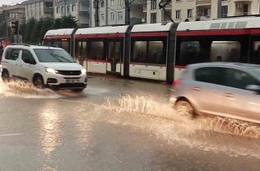 Samsun’da sağanak: Caddeler dere gibi aktı 