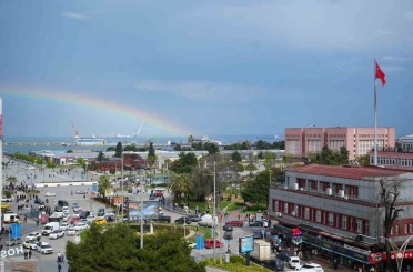Samsun’da yağmur sonrası deniz üzerinde gökkuşağı oluştu 