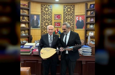 Sanatçı Yavuz Bingöl, MHP Lideri Bahçeli’ye bağlama hediye etti 