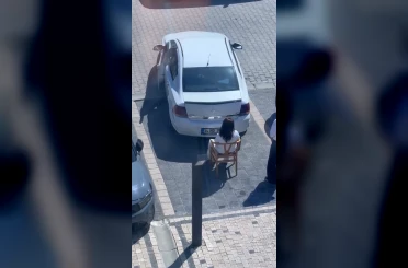 Sandalyeye oturarak kadın sürücünün park etmesini engelledi 