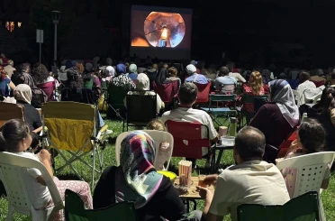 Sandalyeyi kapan açık hava sinemasına koştu 