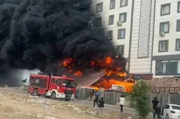 Şanlıurfa’da depoda çıkan yangın binayı sardı 
