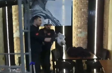 Şanlıurfa’da havalandırma boşluğunda mahsur kalan kedi kurtarıldı 