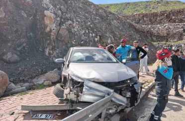 Şanlıurfa’da otomobil bariyerlere çarptı: 3 yaralı 