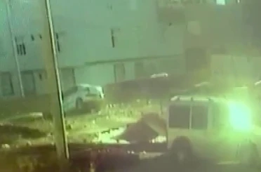 Şanlıurfa’da park halindeki aracın çukura düşmesi kamerada 
