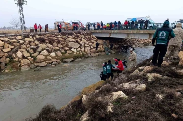 Şanlıurfa’da sulama kanalında kaybolan sürücüyü arama çalışmaları sürüyor 