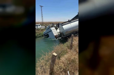 Şanlıurfa’da tanker ve kamyon sulama kanalına düştü: 2 yaralı 
