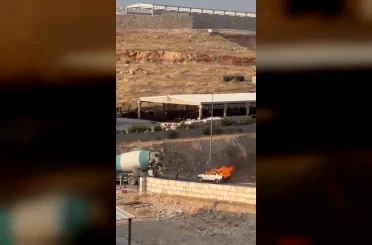 Şanlıurfa’da yanan otomobil beton mikseriyle söndürüldü 
