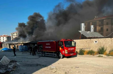 Şantiye alanındaki konteynerlerde yangın