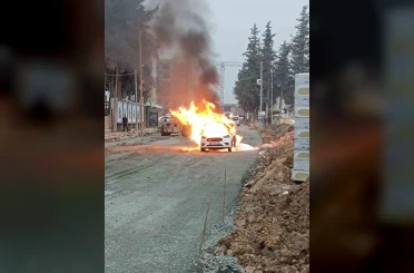 Şantiye çalışmaları esnasında zarar verilen doğalgaz borusundan çıkan alevlerle hafif ticari araç yandı 