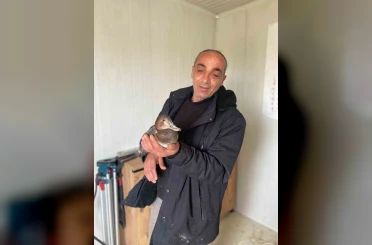 Şantiyede yaralı halde bulduğu ördeğe çocuğu gibi baktı 
