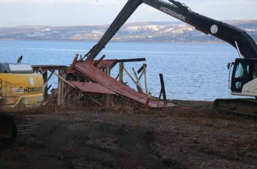 Sapanca gölü kıyısında kaçak yapıların yıkımına başlandı 
