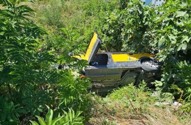 Sapanca’da otomobil ile taksi çarpıştı: Dereye yuvarlanan taksinin sürücüsü yaralandı 