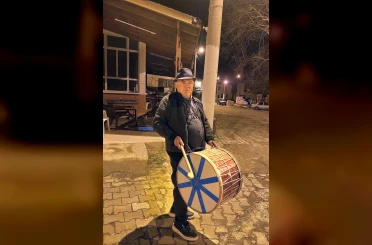’Şapkalı muhtar’ yine şapka çıkarttı: Davulcu bulamayan muhtar kendisi çalmaya başladı 