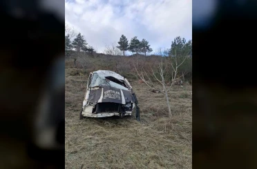 Şarampole devrilen minibüs hurda yığınına döndü: 1 yaralı 