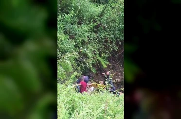 Şarampole uçan araçtan fırlayan sürücü yaralandı 