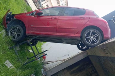 Şarampole uçan otomobil dik kaldı: 1 yaralı 