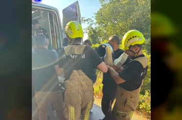 Şarampole yuvarlanan kadın motosikletçi yaralandı 