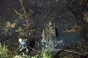 Şarampole yuvarlanan otomobil orman yangınına neden oldu 