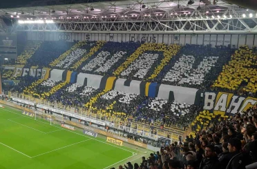 Sarı-lacivertli taraftarlardan ‘İnan Fenerbahçe’ yazılı koreografi 